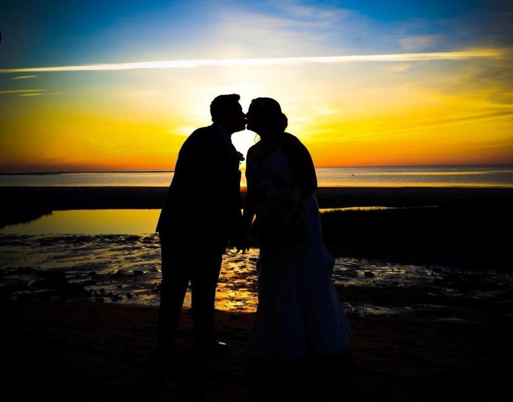 By The Sea Guests Bed & Breakfast And Suites Dennisport Esterno foto